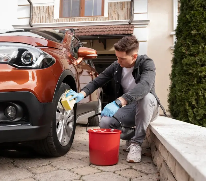 Lavage auto à domicile Menouville : professionnel intervenant sur un véhicule